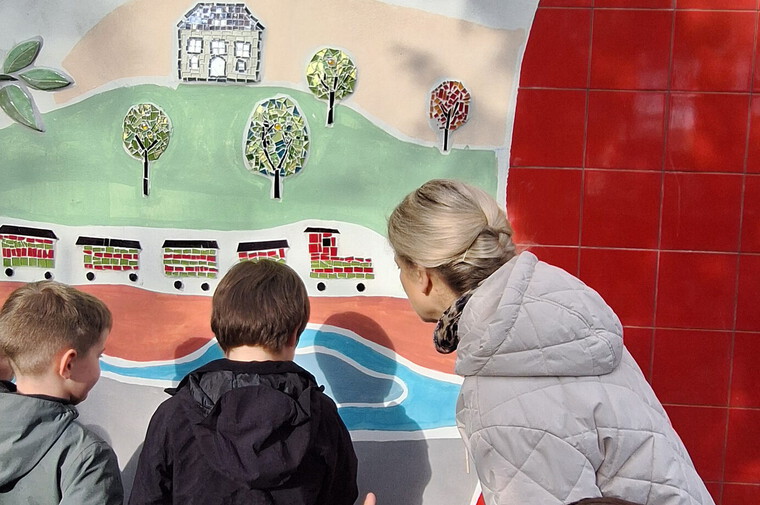 Alle Schüler bewundern die vielen kleinen und großen Kunstwerke.
